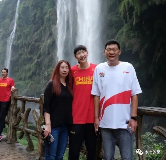 此外，他还透露这辆代步车是经纪人送的礼物，有趣的是，网友发现，这份生日礼物上写有“亚洲王子张根硕”的字样，粉丝不禁笑言：“原来亮点在这里啊~” 《金刚王》曝预告、海报 刘承俊脱衣秀健硕肌肉 2013-06-22 。