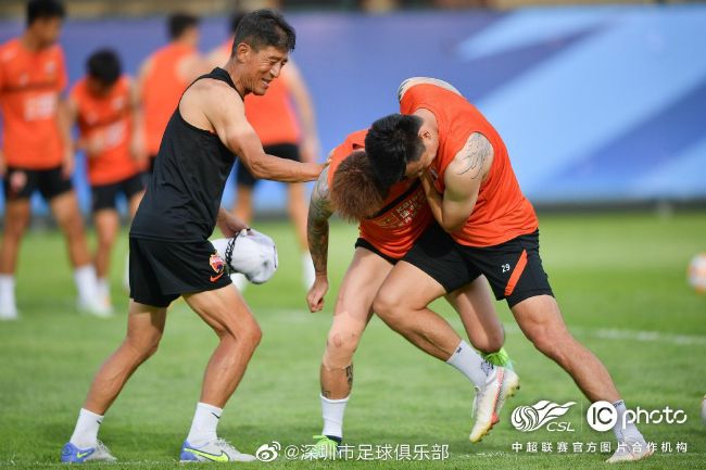 梁家辉：陈丽君是第一次拍电影，她过去在戏曲舞台上的表演是非常精彩的，但是在摄影机前的表演是另一套方法，她并不熟悉。