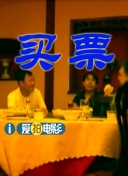 熊猫胡胡IP主理人饶雪罂介绍，由于毛绒产品的生产周期较长，团队采取了产品前置策略，并观察到当下流行在包上挂小毛绒的趋势，因此推出了可随身悬挂的“痛带”。
