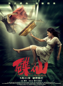 这种毫无表演痕迹的互动，恰如张越所说：“狗不需要演技，它们的真诚全在眼睛里。