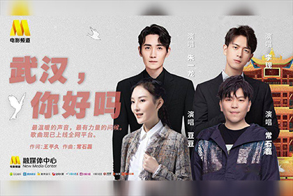 导演马蒂耶斯·范·小海因根通过用手持摄影，拍摄出摇晃的战争场面，消解战争过程的戏剧性，强化它所带来的窒息感。